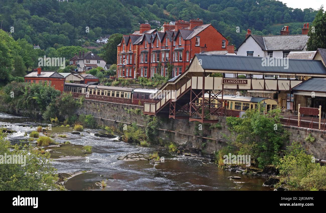 Llangollen ha conservato la stazione ferroviaria, vista attraverso il fiume Dee, Denbighshire, Galles del Nord, Regno Unito, LL20 8SN Foto Stock