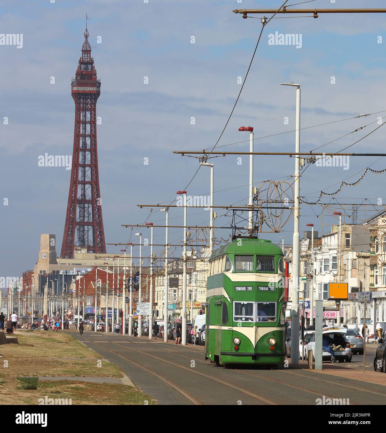 Blackpool Promenade & tower con un 1930s Heritage verde e crema inglese Balloon elettrico tram numero 700, Lancashire mare, Inghilterra, Regno Unito Foto Stock