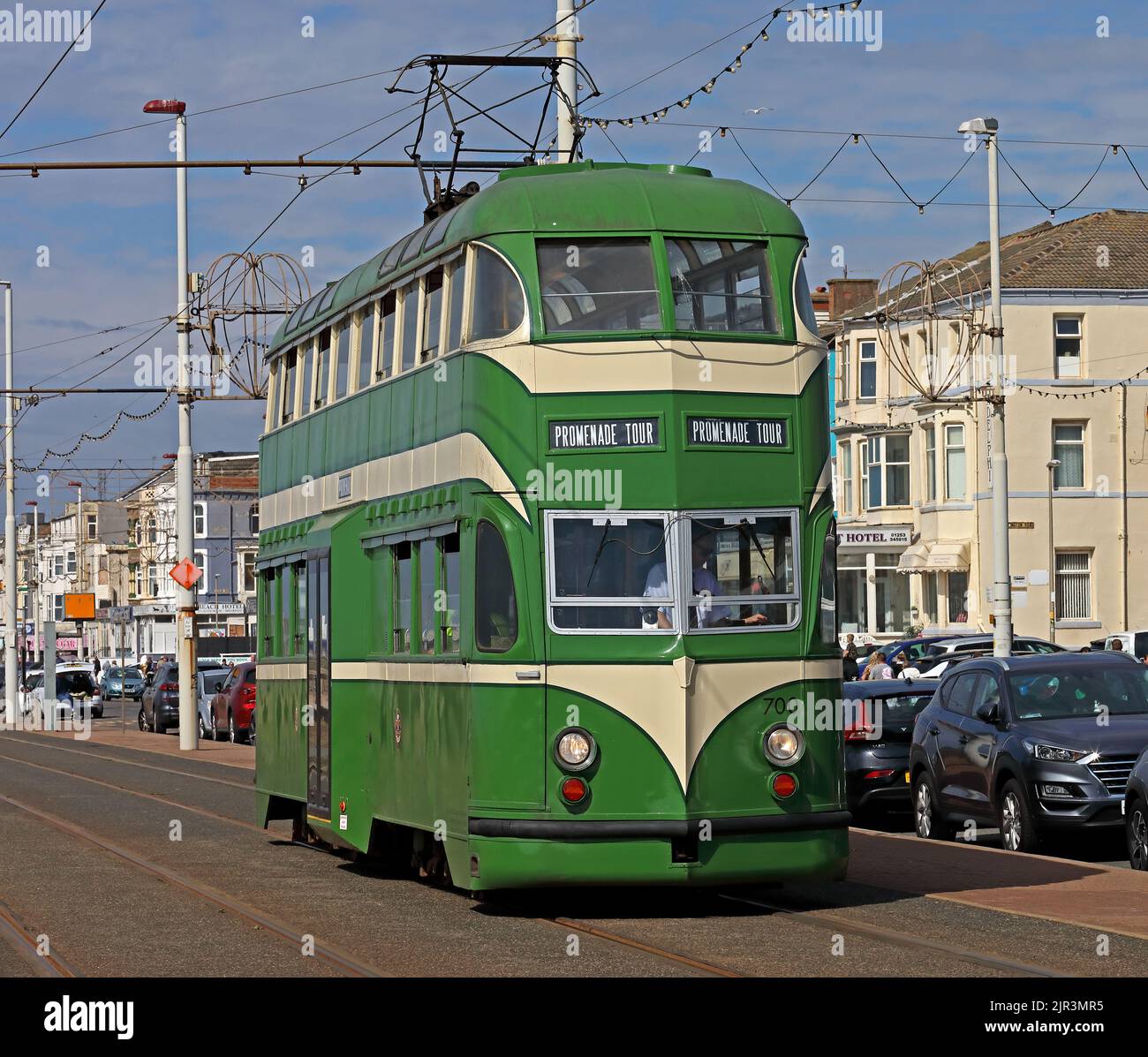 Blackpool passeggiata con un 1930s patrimonio verde e crema inglese Balloon tram numero 700, Lancashire mare, Inghilterra, Regno Unito Foto Stock