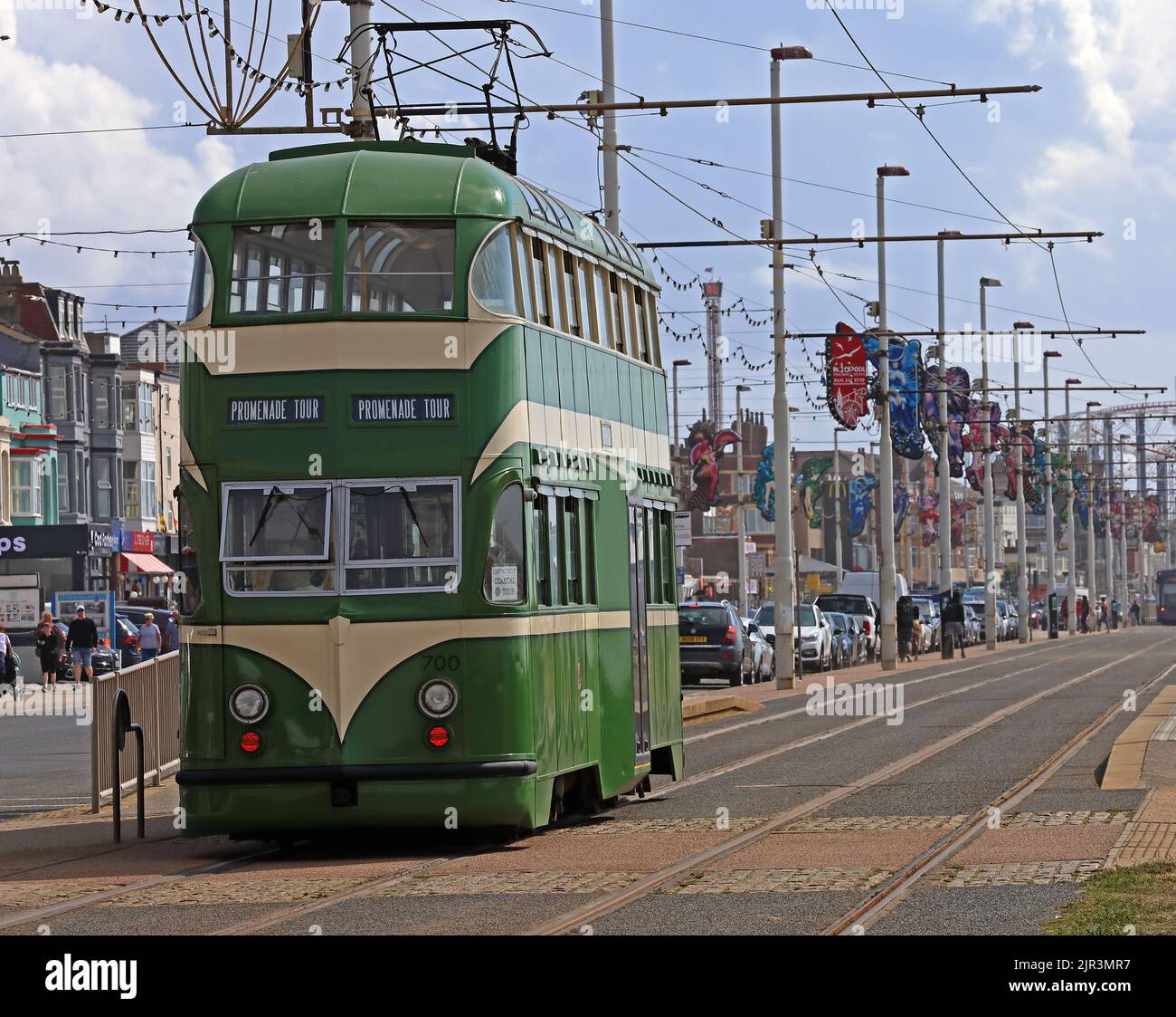 Blackpool passeggiata con un 1930s patrimonio verde e crema inglese Balloon tram numero 700, Lancashire mare, Inghilterra, Regno Unito Foto Stock