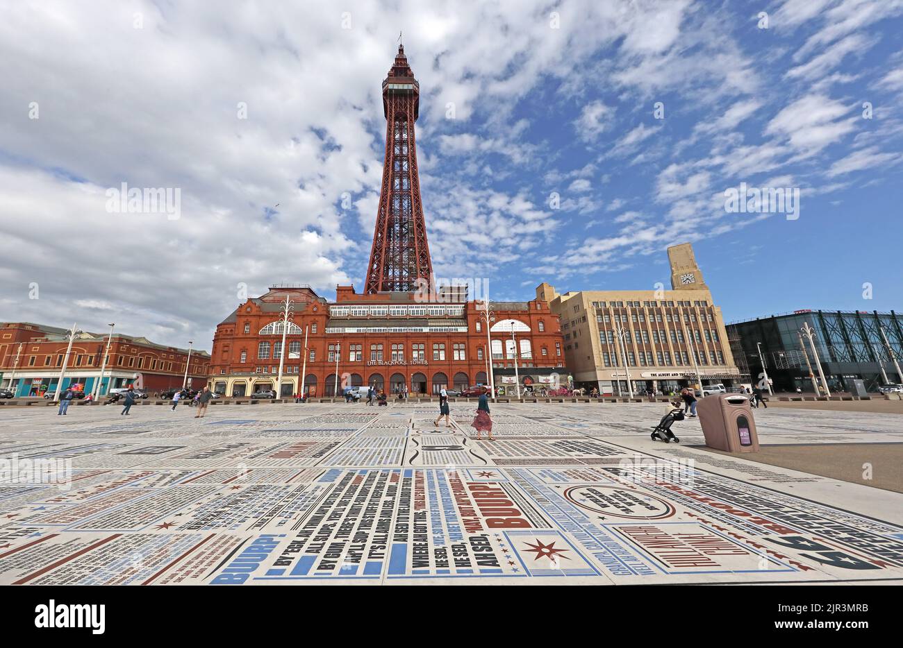The Blackpool Tower con gli atti elencati in primo piano, in un giorno d'estate, la passeggiata, Blackpool, Lancashire, Inghilterra, UK, FY1 4BJ Foto Stock