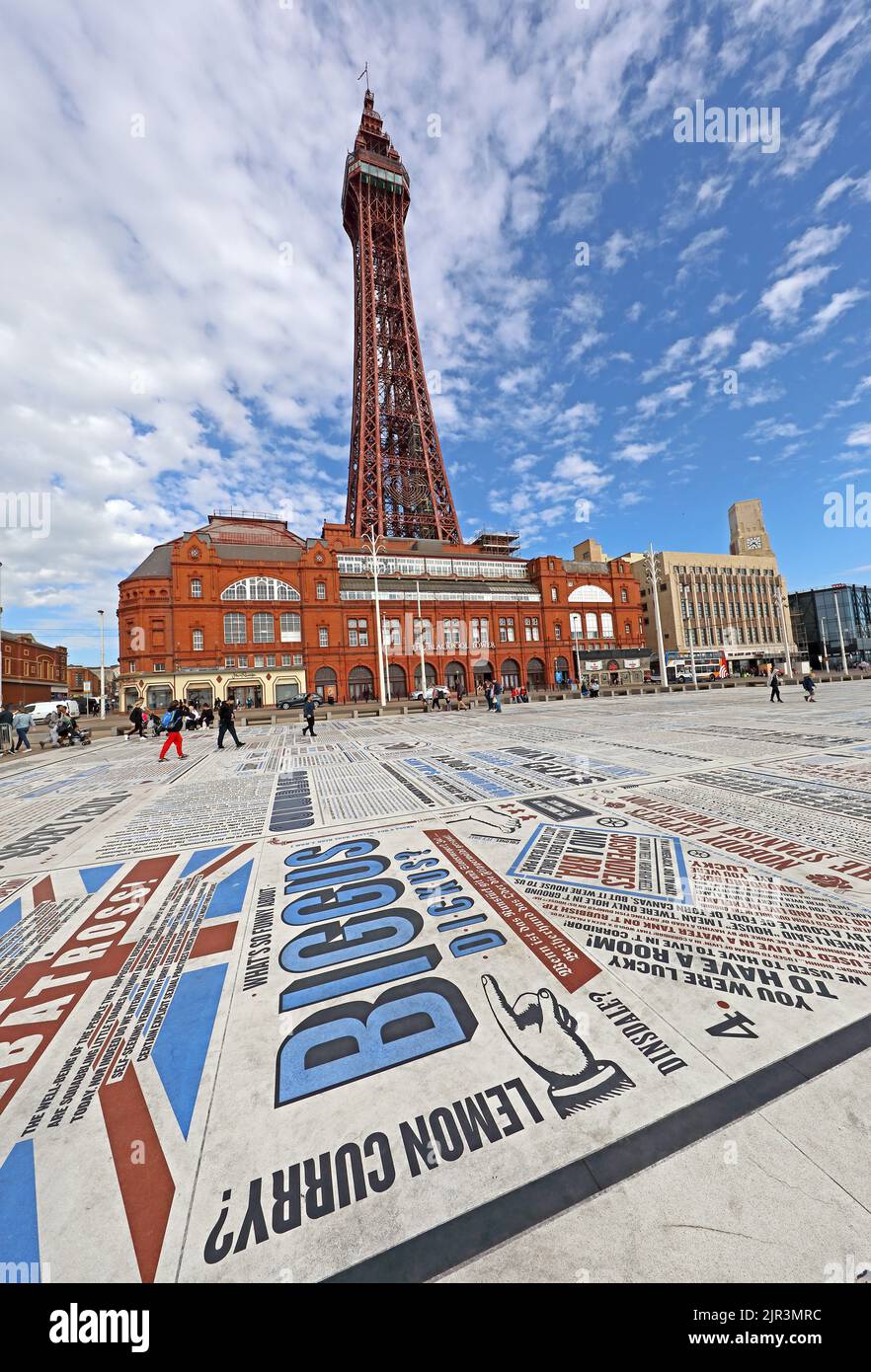 The Blackpool Tower con gli atti elencati in primo piano, in un giorno d'estate, la passeggiata, Blackpool, Lancashire, Inghilterra, UK, FY1 4BJ Foto Stock