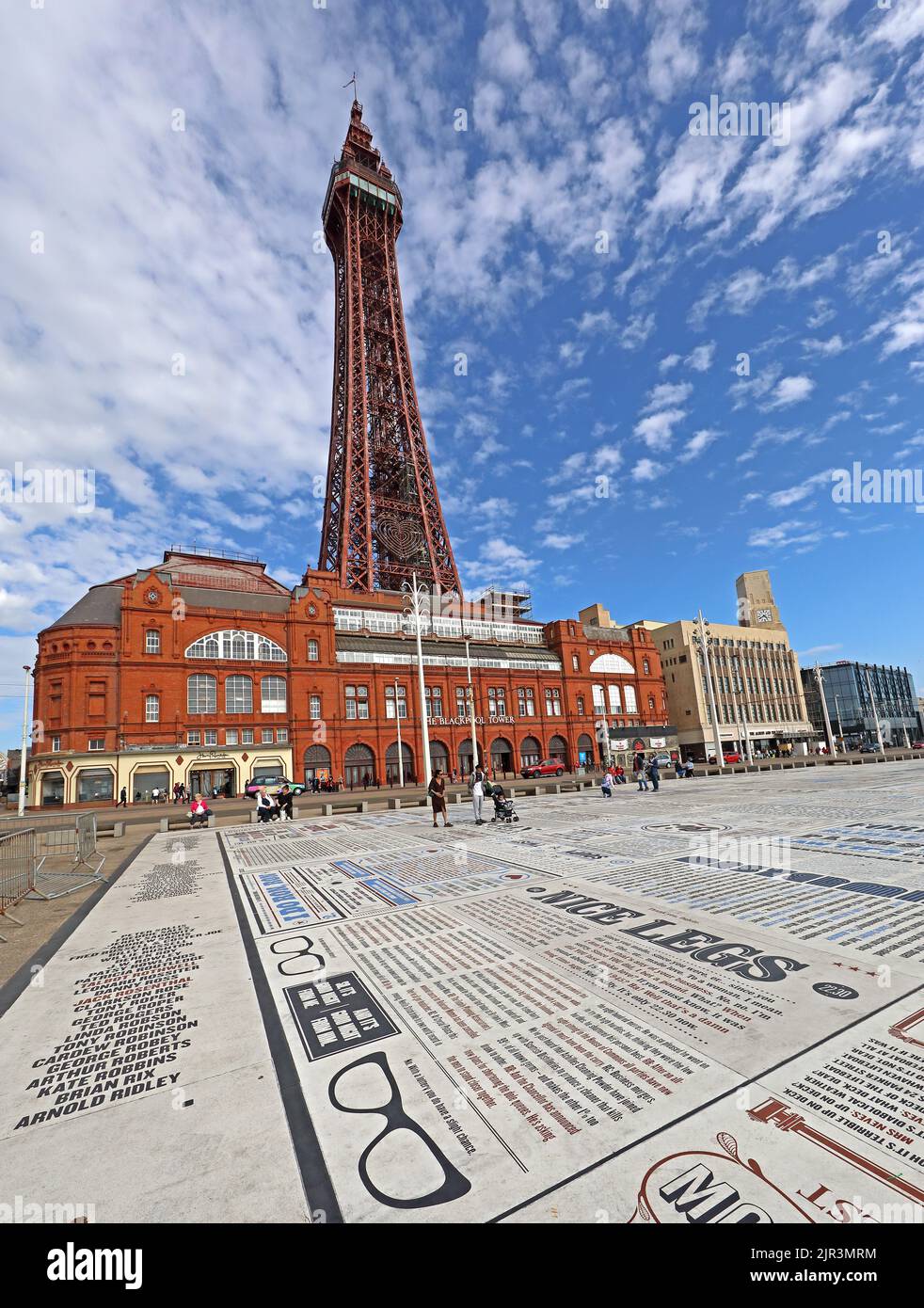 The Blackpool Tower con gli atti elencati in primo piano, in un giorno d'estate, la passeggiata, Blackpool, Lancashire, Inghilterra, UK, FY1 4BJ Foto Stock