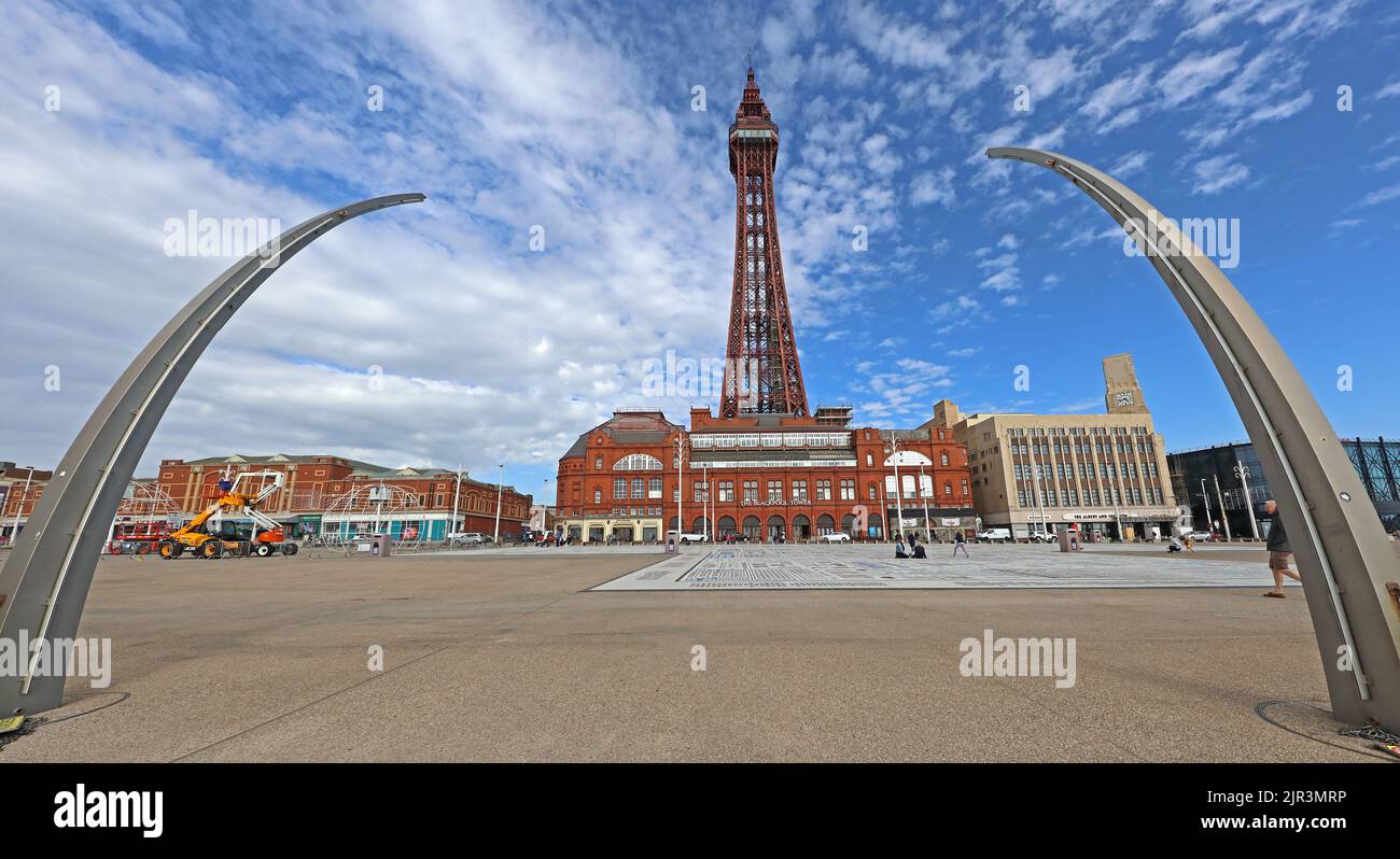 The Blackpool Tower con gli atti elencati in primo piano, in un giorno d'estate, la passeggiata, Blackpool, Lancashire, Inghilterra, UK, FY1 4BJ Foto Stock