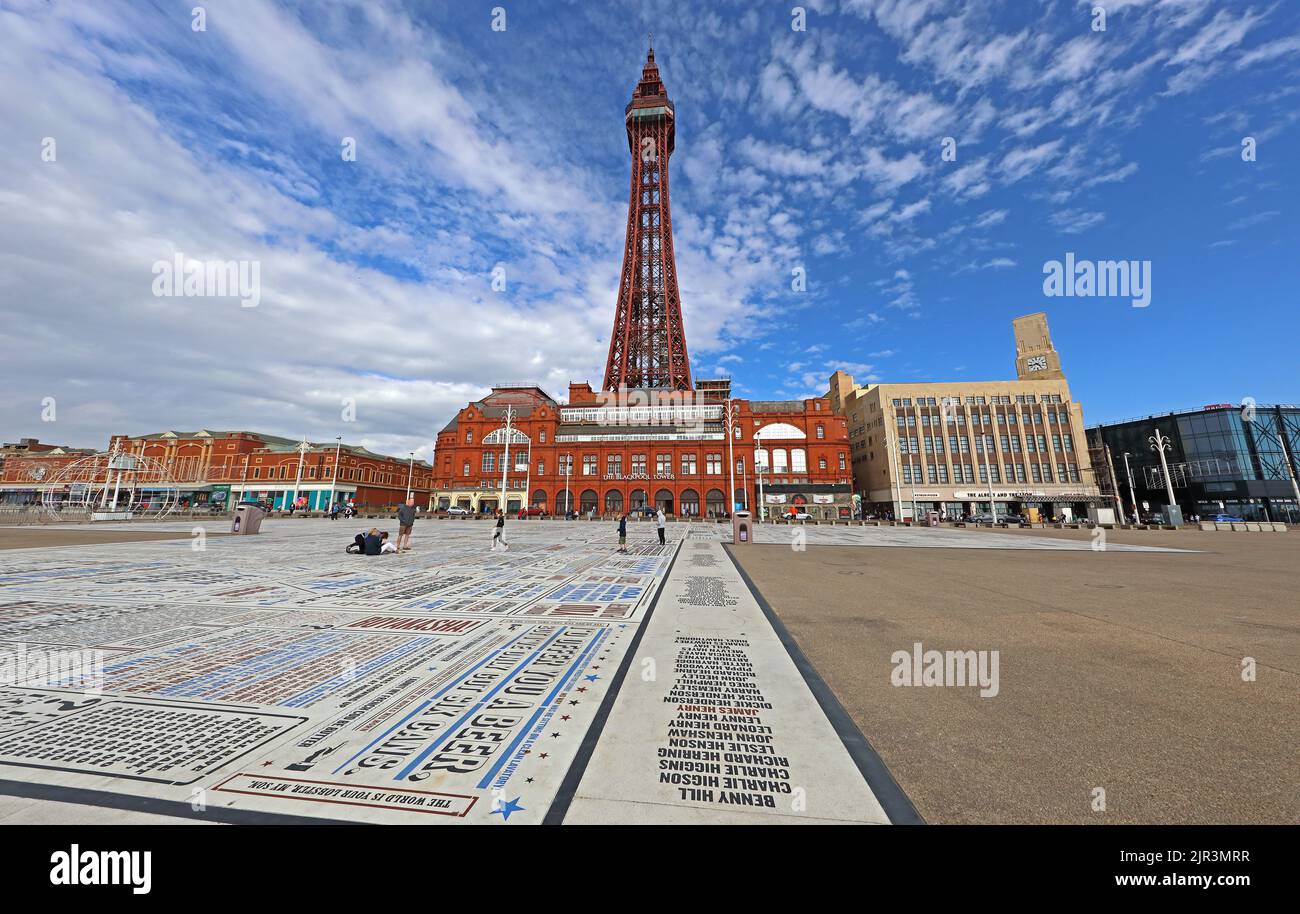 The Blackpool Tower con gli atti elencati in primo piano, in un giorno d'estate, la passeggiata, Blackpool, Lancashire, Inghilterra, UK, FY1 4BJ Foto Stock