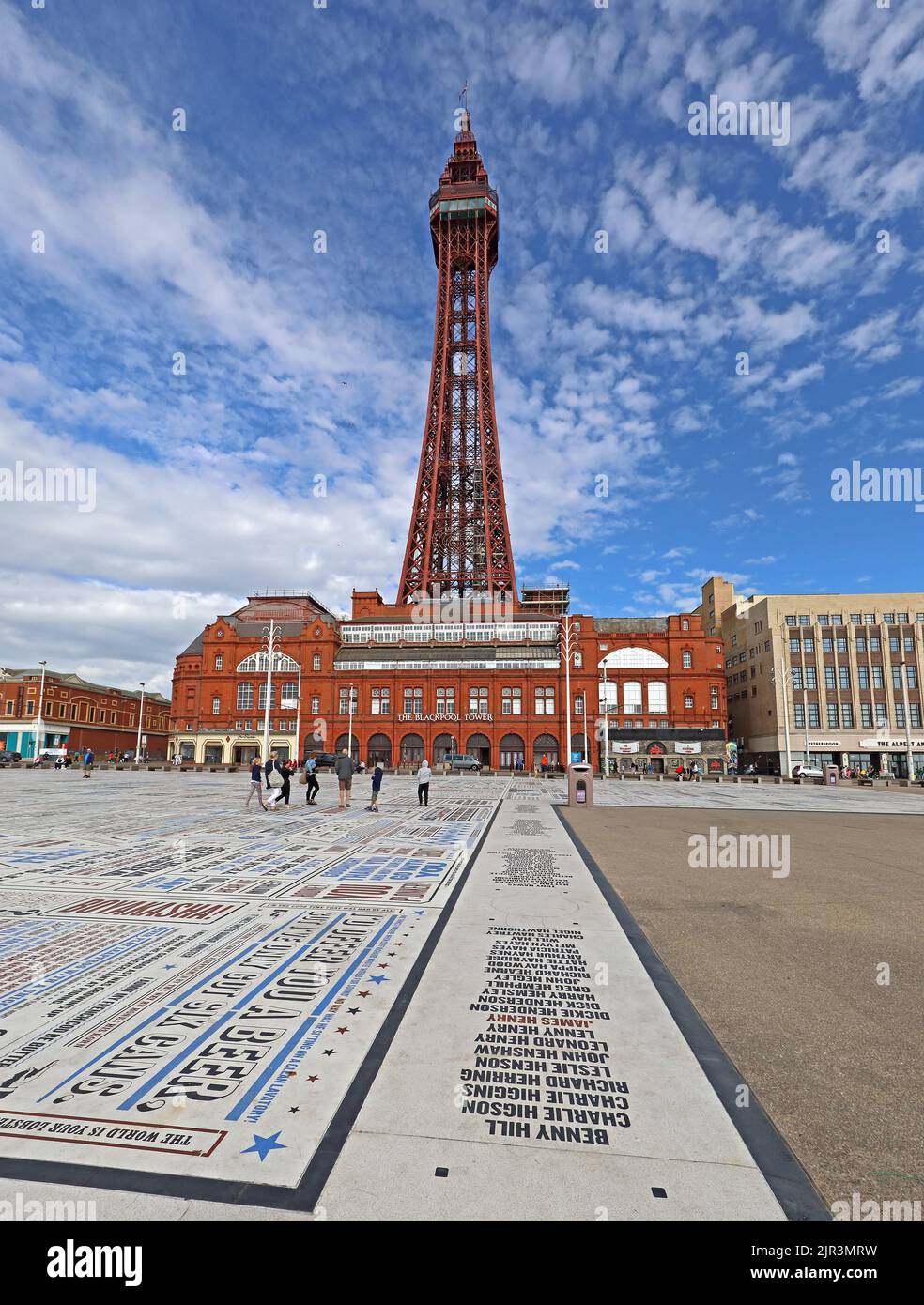 The Blackpool Tower con gli atti elencati in primo piano, in un giorno d'estate, la passeggiata, Blackpool, Lancashire, Inghilterra, UK, FY1 4BJ Foto Stock