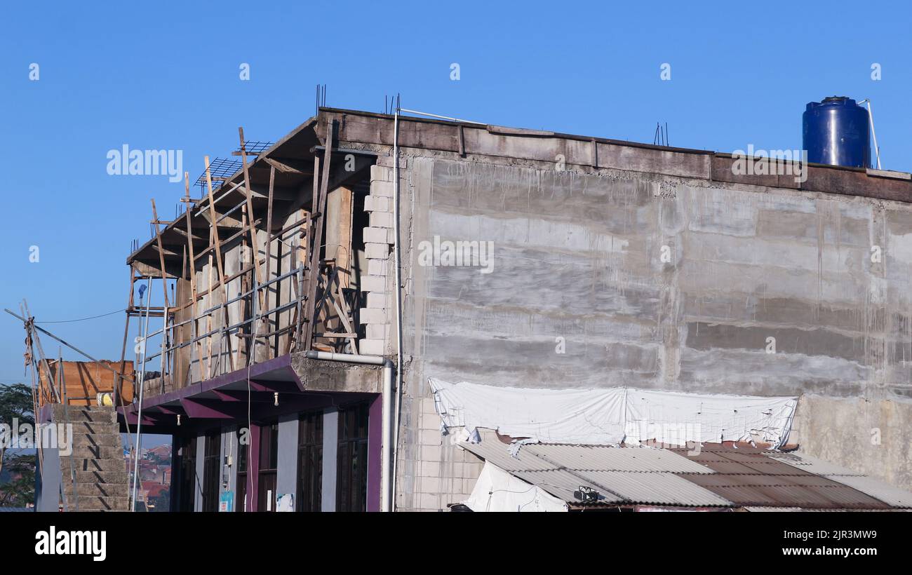 vista di un edificio scolastico in costruzione sullo sfondo di un cielo blu chiaro Foto Stock