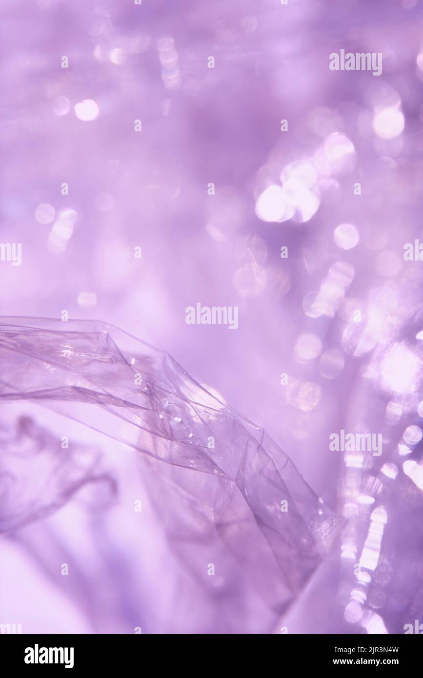 Sfondo astratto in materiale sintetico plastico in viola, molto peri, colore trendy. Design moderno e luminoso con spazio copia. Foto Stock