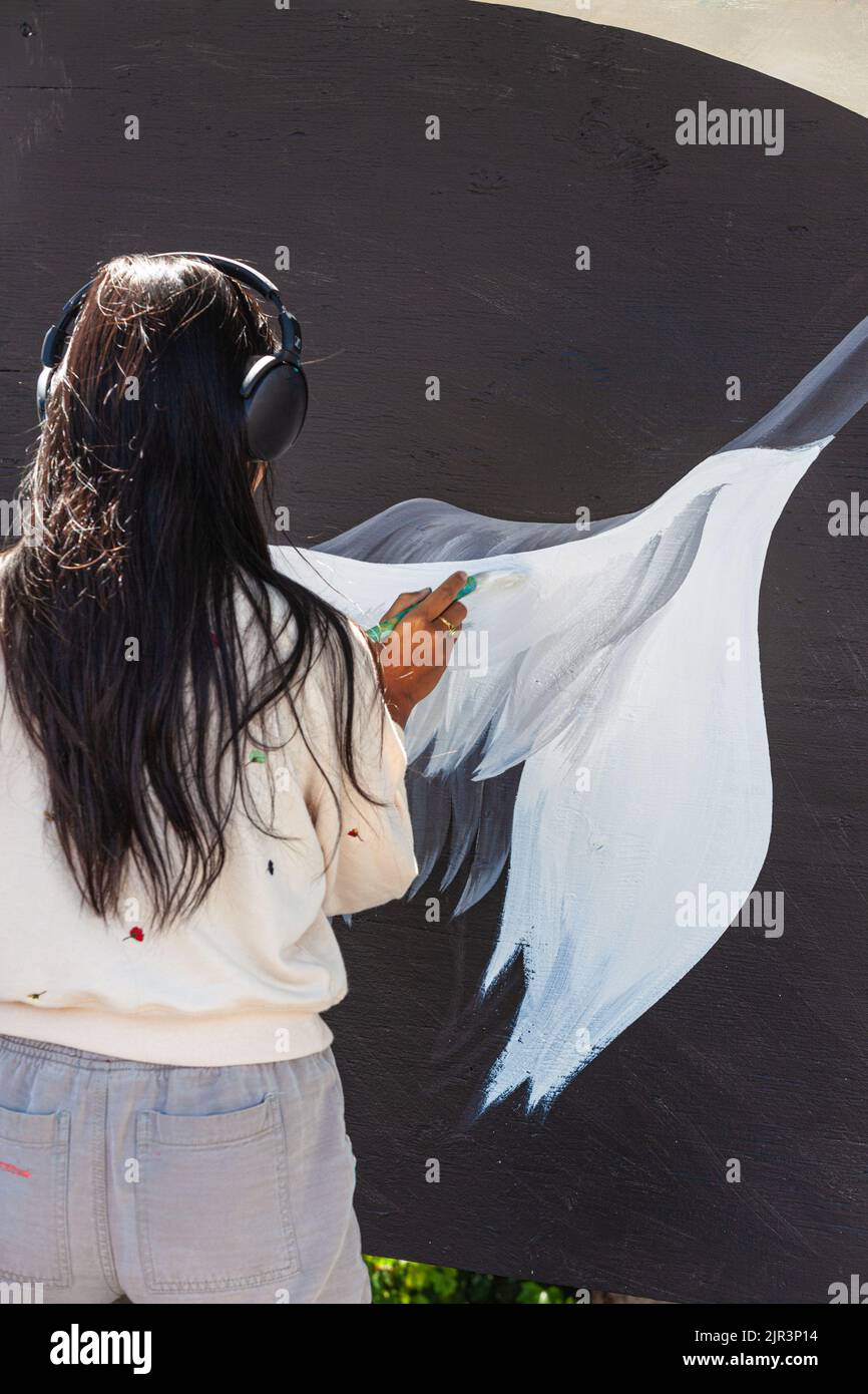 Giovane ragazza che dipinge un murale di uccelli allo Steveston Maritime Festival nella British Columbia Canada Foto Stock