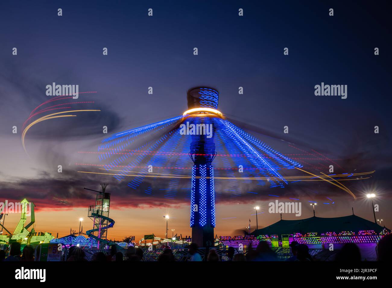 Luci sulle giostre del carnevale al tramonto, alla fiera statale del Delaware, a Harrington, nel Delaware Foto Stock