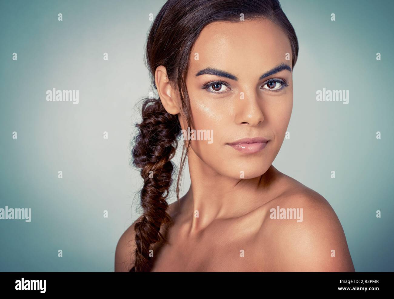 Semplicemente sublime. Studio di una bella giovane donna che posa su uno sfondo verde. Foto Stock