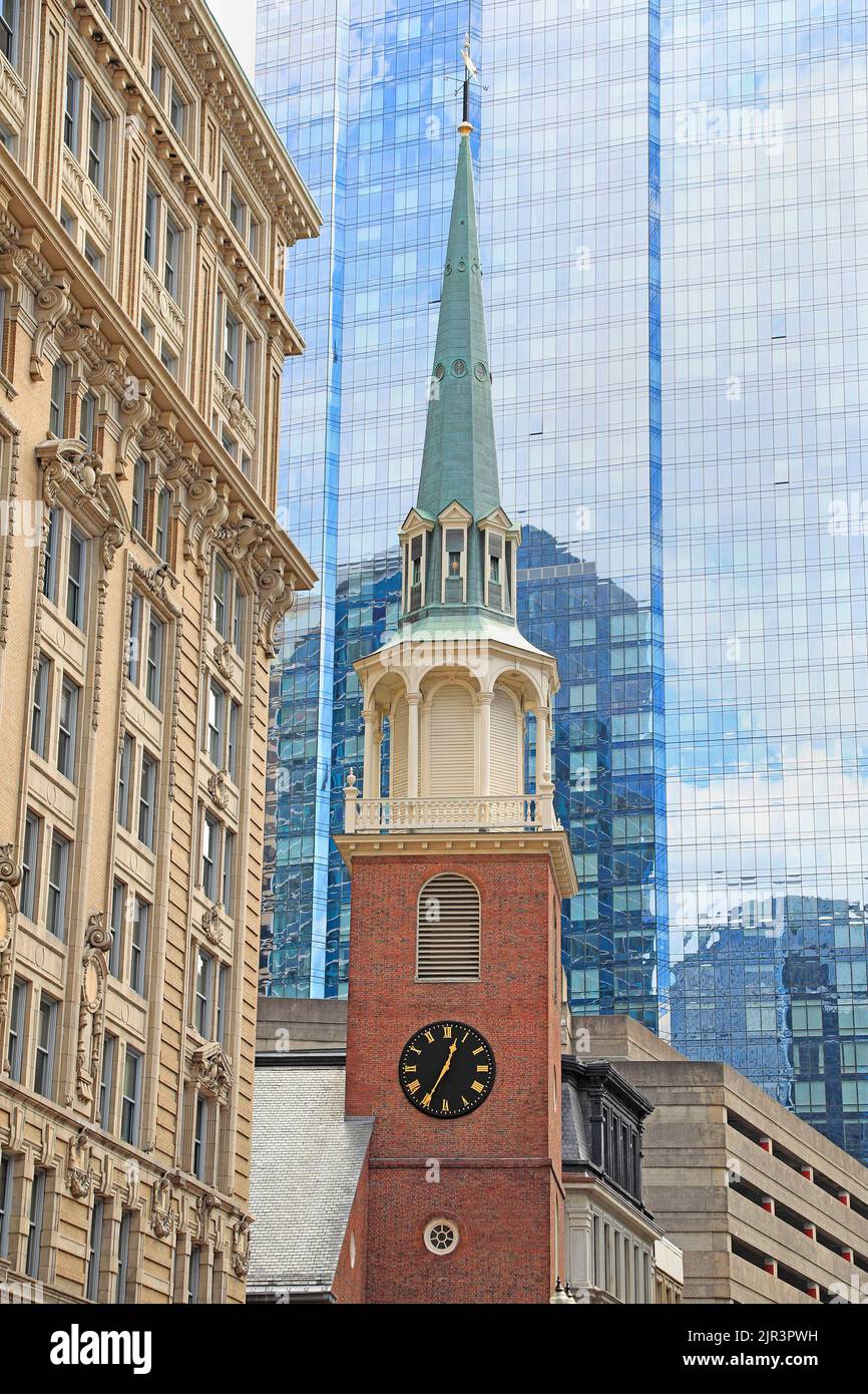 La chiesa della Torre dell'Orologio, con un moderno edificio in vetro sullo sfondo di Boston, USA Foto Stock