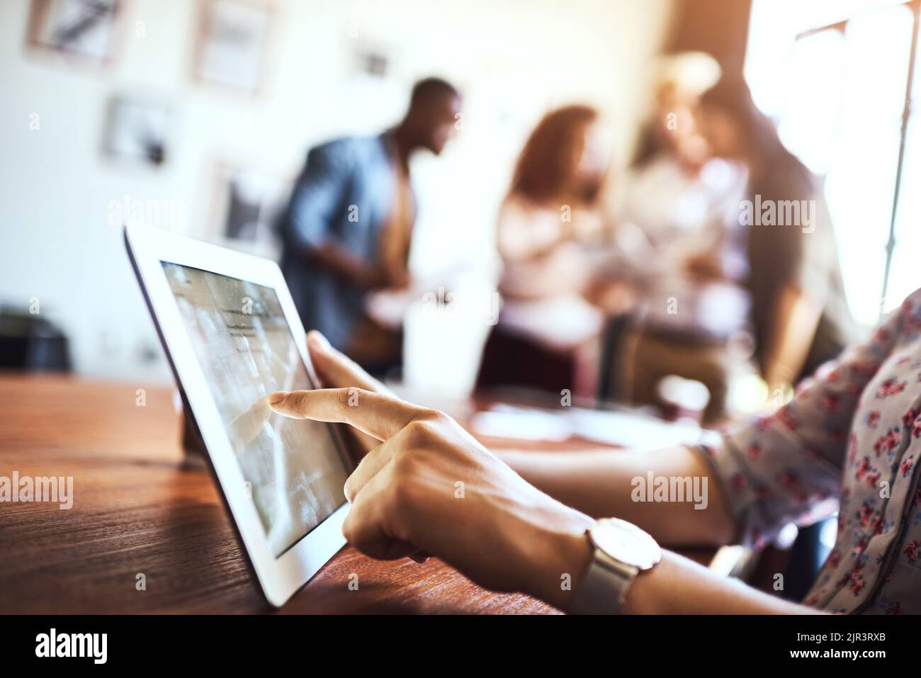 Internet può aiutare un'azienda a ottenere l'immagine perfetta. Una donna irriconoscibile che utilizza un tablet digitale in ufficio. Foto Stock