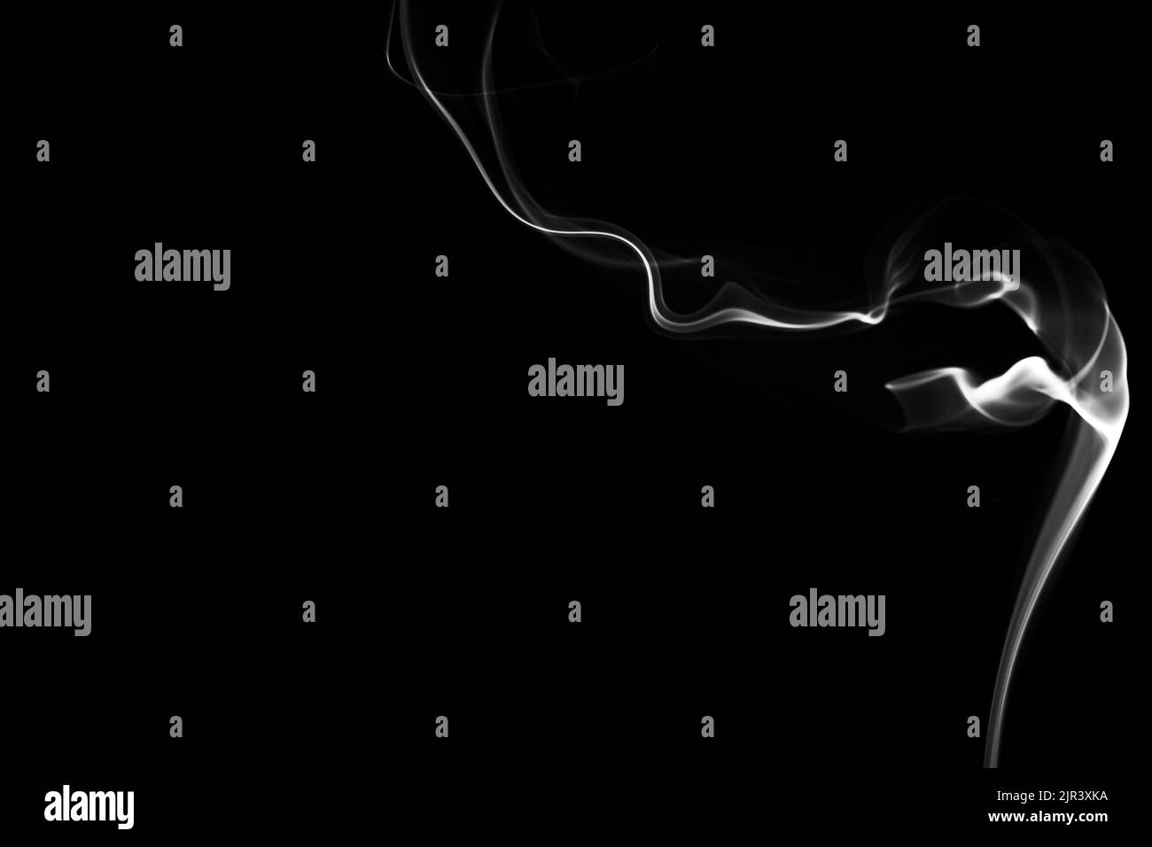 Forma astratta di fumo in bianco e nero su sfondo nero. Spazio di copia Foto Stock