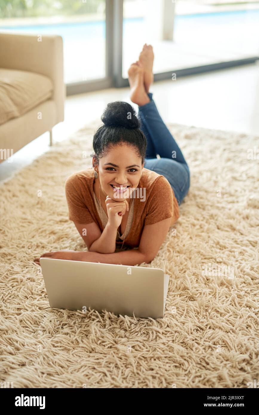 Che cosa sarebbe il fine settimana senza wi-fi senza copertura. Una bella giovane donna che utilizza un notebook a casa. Foto Stock