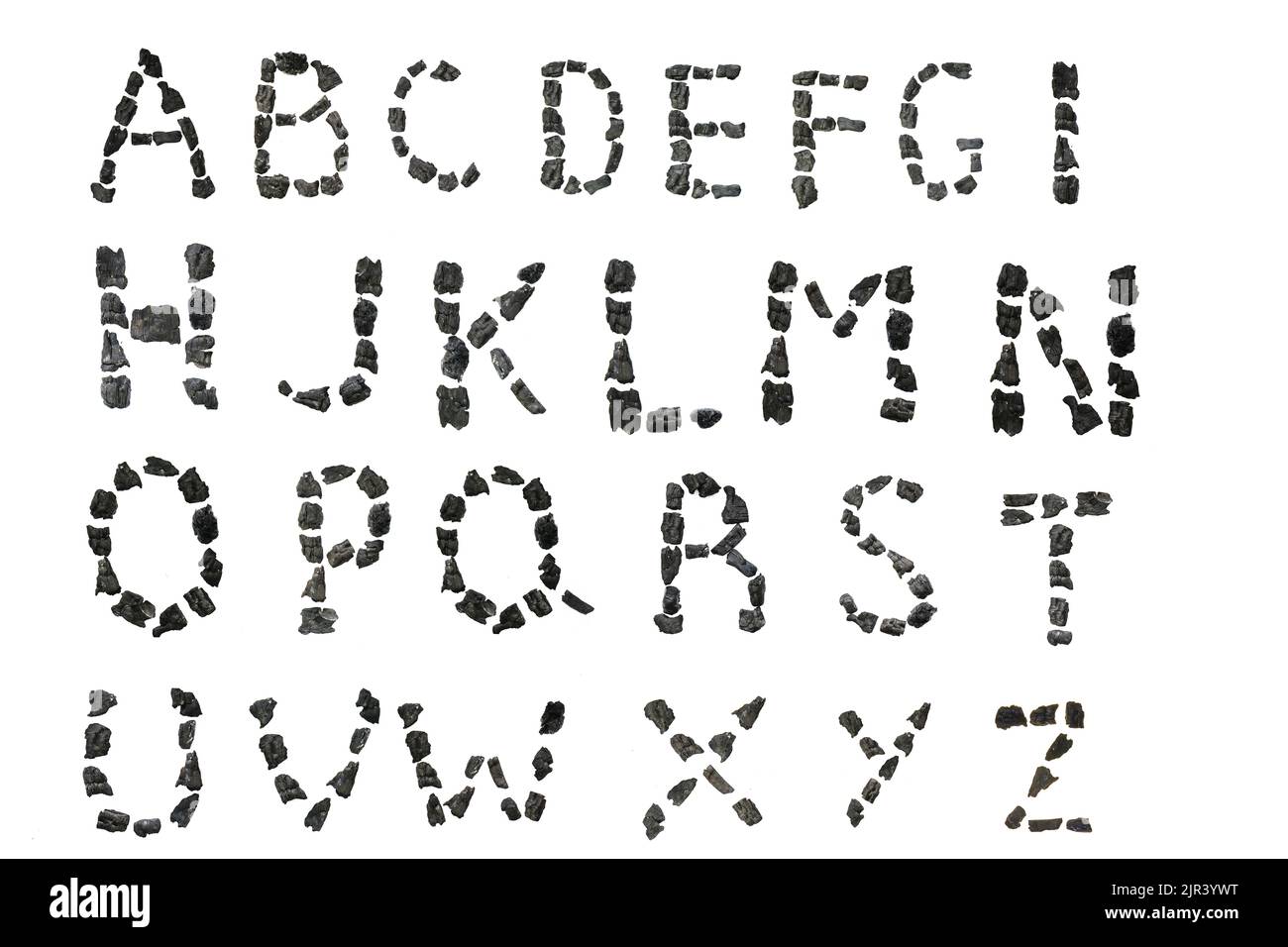 Carbone font. Carbone alfabeto isolato su bianco background.Letters da pezzi di carbone . Lettere abs nere su sfondo bianco in carbone nero Foto Stock