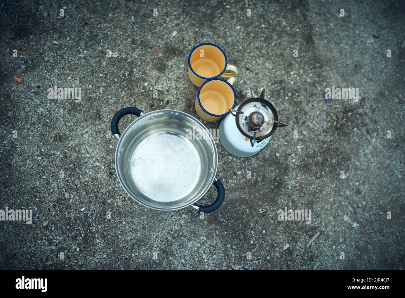 Caffè in movimento. Inquadratura ad angolo alto di utensili per preparare bevande durante il campeggio. Foto Stock