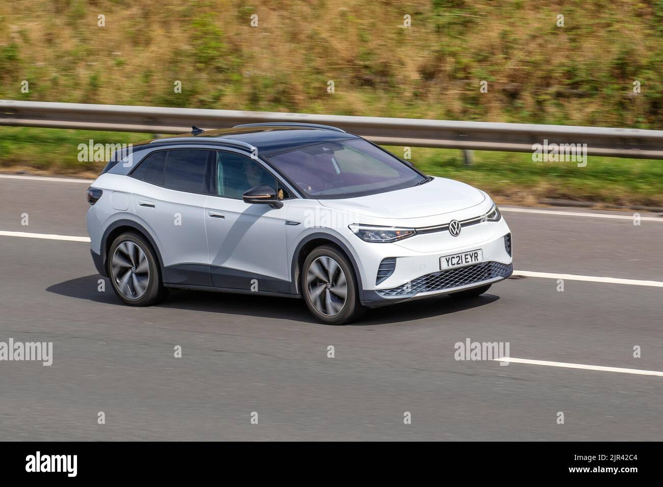 2021 White VW Volkswagen ID4 1a edizione elettricità auto EV automatica a 1 velocità che viaggia sull'autostrada M61, Regno Unito Foto Stock