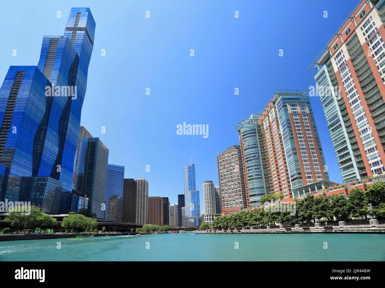 Crociera turistica di Chicago e skyline dei grattacieli sul fiume, Illinois, USA Foto Stock