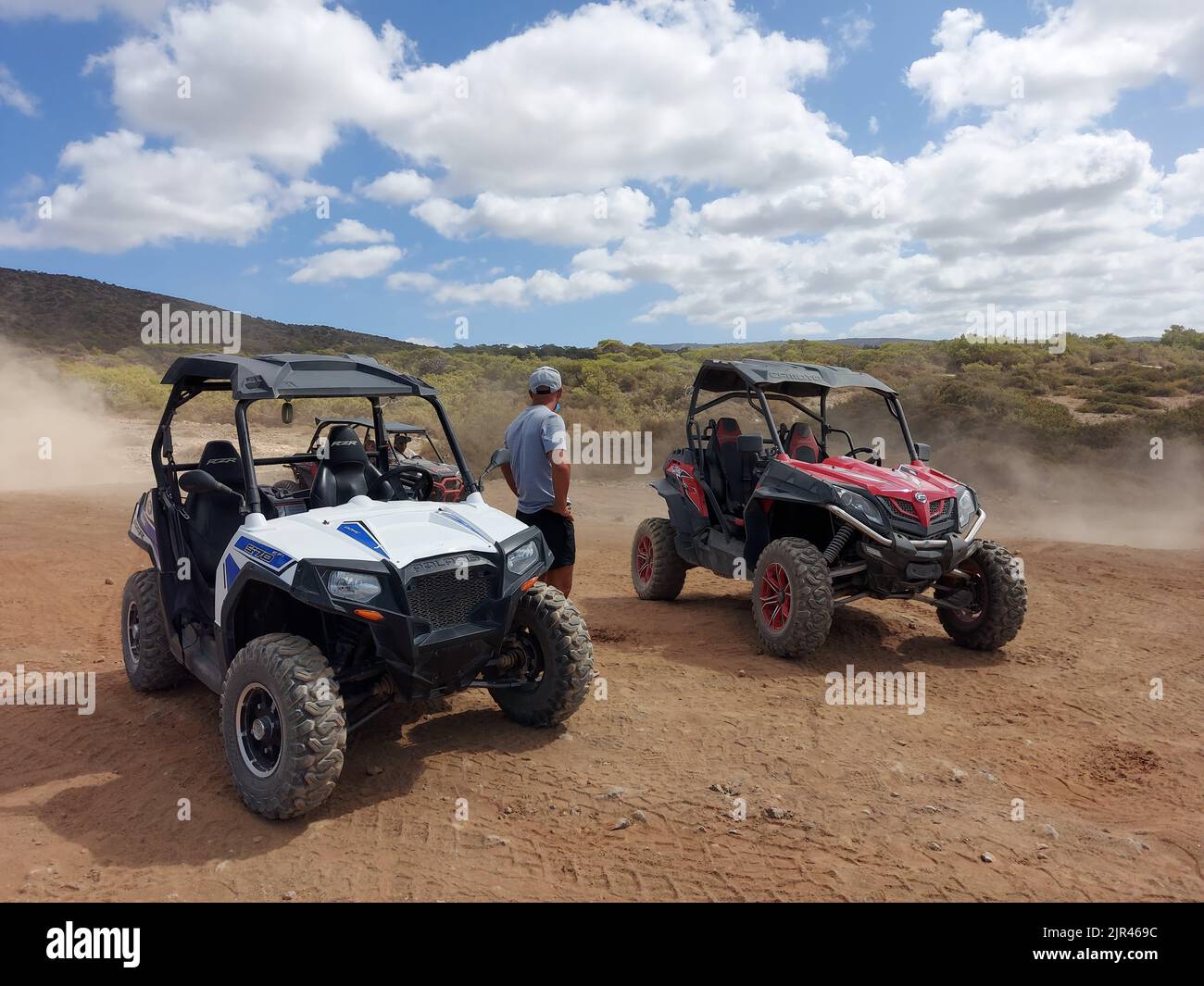 Un quad sul mare con un cielo nuvoloso Foto Stock