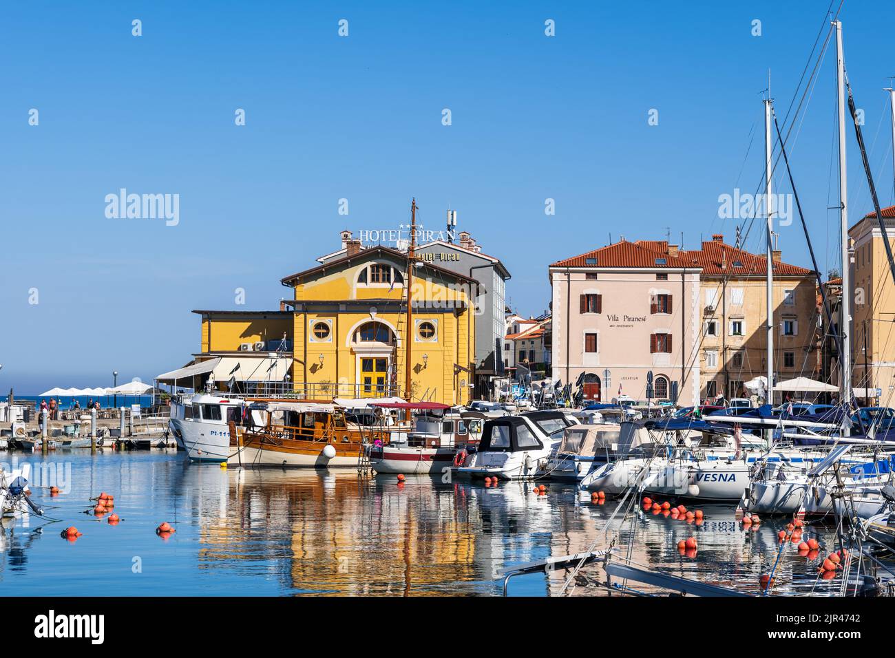 Piran, Slovenia - 20 luglio 2022: Porto di Piran, porto turistico con yacht e barche a vela e skyline della città di villeggiatura, mare Adriatico costa sud-occidentale slovena. Foto Stock