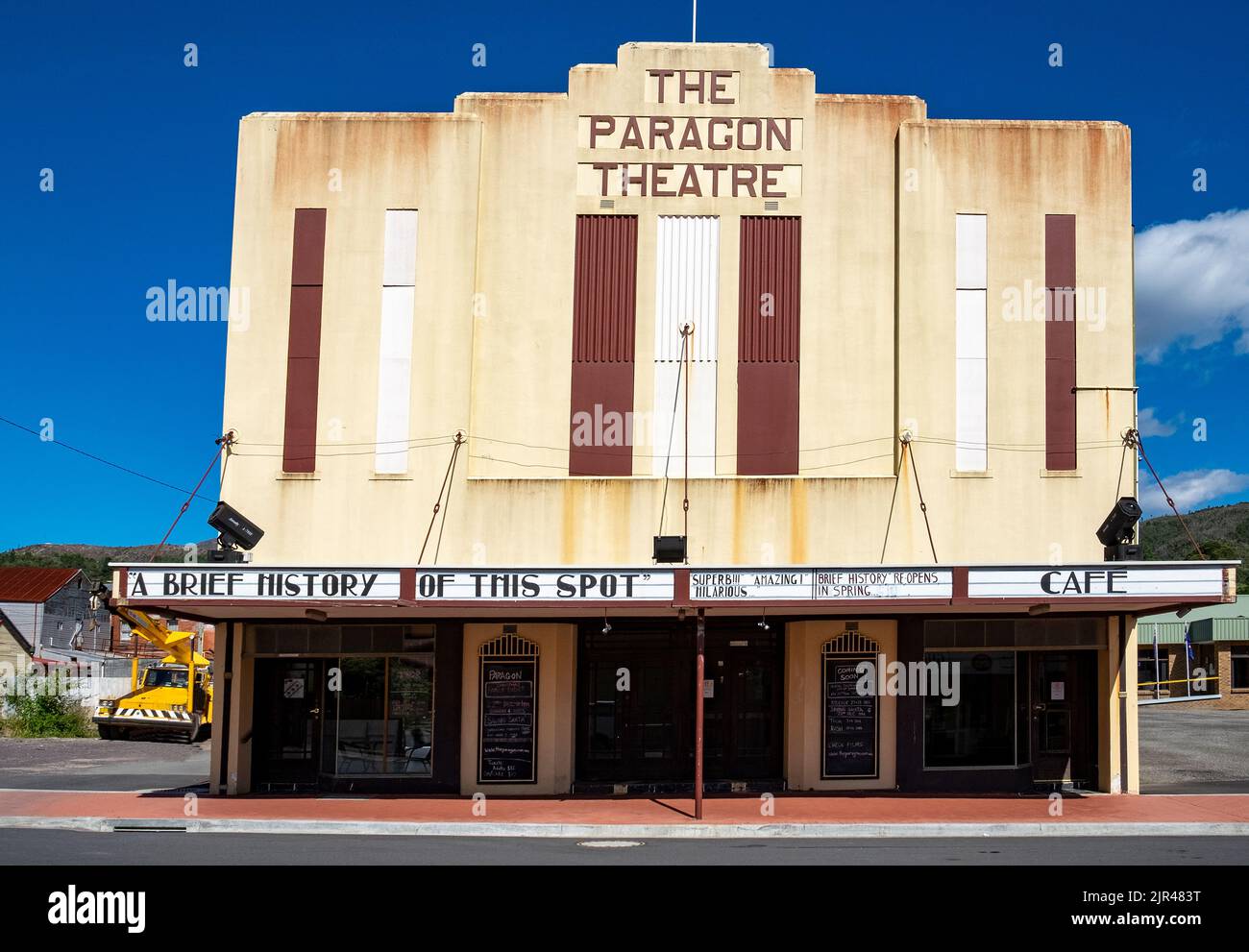 Il Paragon, il vecchio cinema art-deco nella città mineraria di Queenstown, Tasmania, Australia Foto Stock