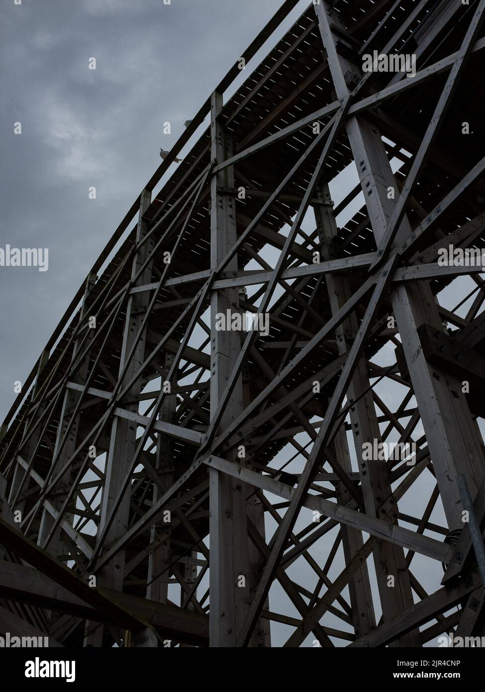 Particolare dalla ferrovia panoramica, una montagna russa a Dreamland, Margate, Kent. Costruito in legno, è stato inaugurato nel 1920 ed è ora classificato di II grado Foto Stock