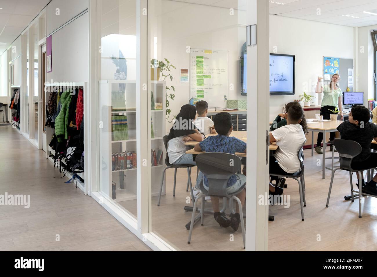 2022-08-22 08:36:27:19 UTRECHT - alunni della scuola elementare OBS de Gagel il primo giorno del 2022 - 2023 anno scolastico. Le scuole primarie e secondarie nel centro del paese ricomincia, dopo sei settimane di vacanza. LEVIGATRICE ANP KONING olanda fuori - belgio fuori Foto Stock