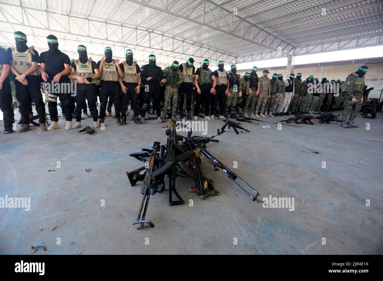 Uomini di guerra delle Brigate Izz al-DIN al-Qassam, l'ala militare di Hamas, durante una marcia militare anti-Israele a Gaza City, striscia di Gaza. Palestina. Foto Stock