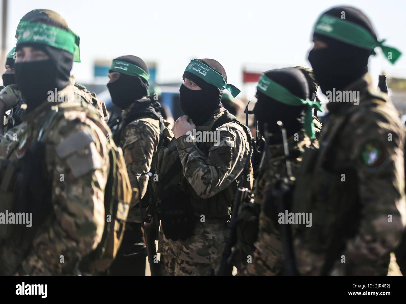 Uomini di guerra delle Brigate Izz al-DIN al-Qassam, l'ala militare di Hamas, durante una marcia militare anti-Israele a Gaza City, striscia di Gaza. Palestina. Foto Stock