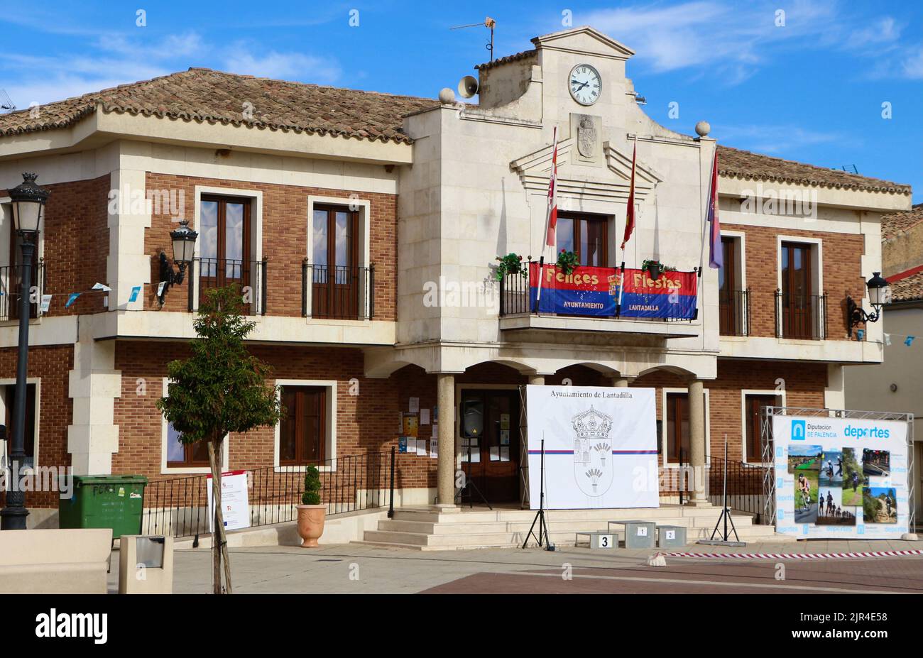La facciata del municipio con il podio pronto per la fine del XIV triathlon Agosto 2022 Lantadilla Palencia Castiglia e Leon Spagna Foto Stock