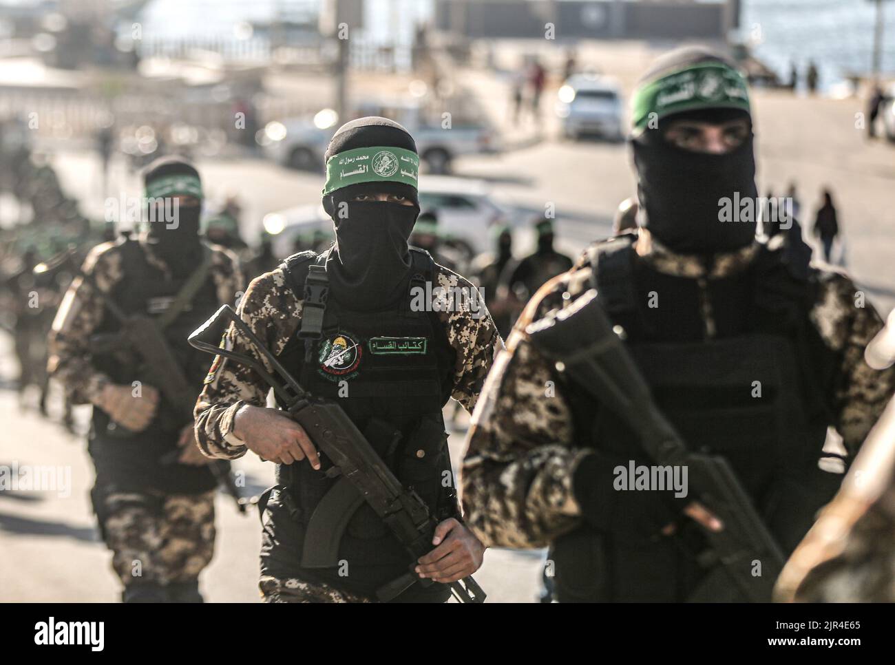 Uomini di guerra delle Brigate Izz al-DIN al-Qassam, l'ala militare di Hamas, durante una marcia militare anti-Israele a Gaza City, striscia di Gaza. Palestina. Foto Stock