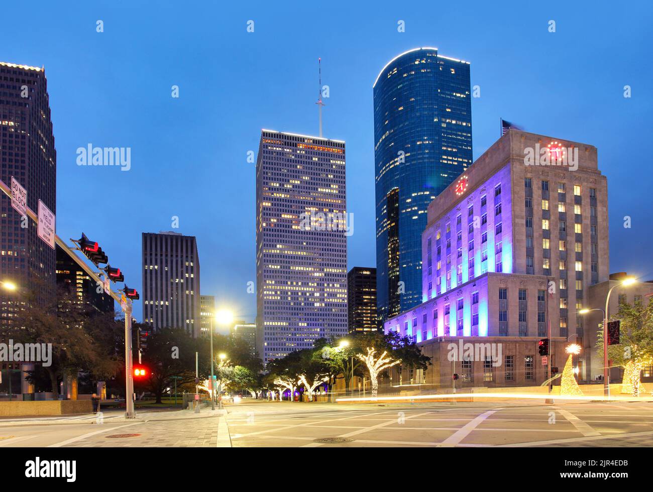 Houston Texas Skyline con grattacieli moderni e vista cielo blu dal parco del fiume US Foto Stock