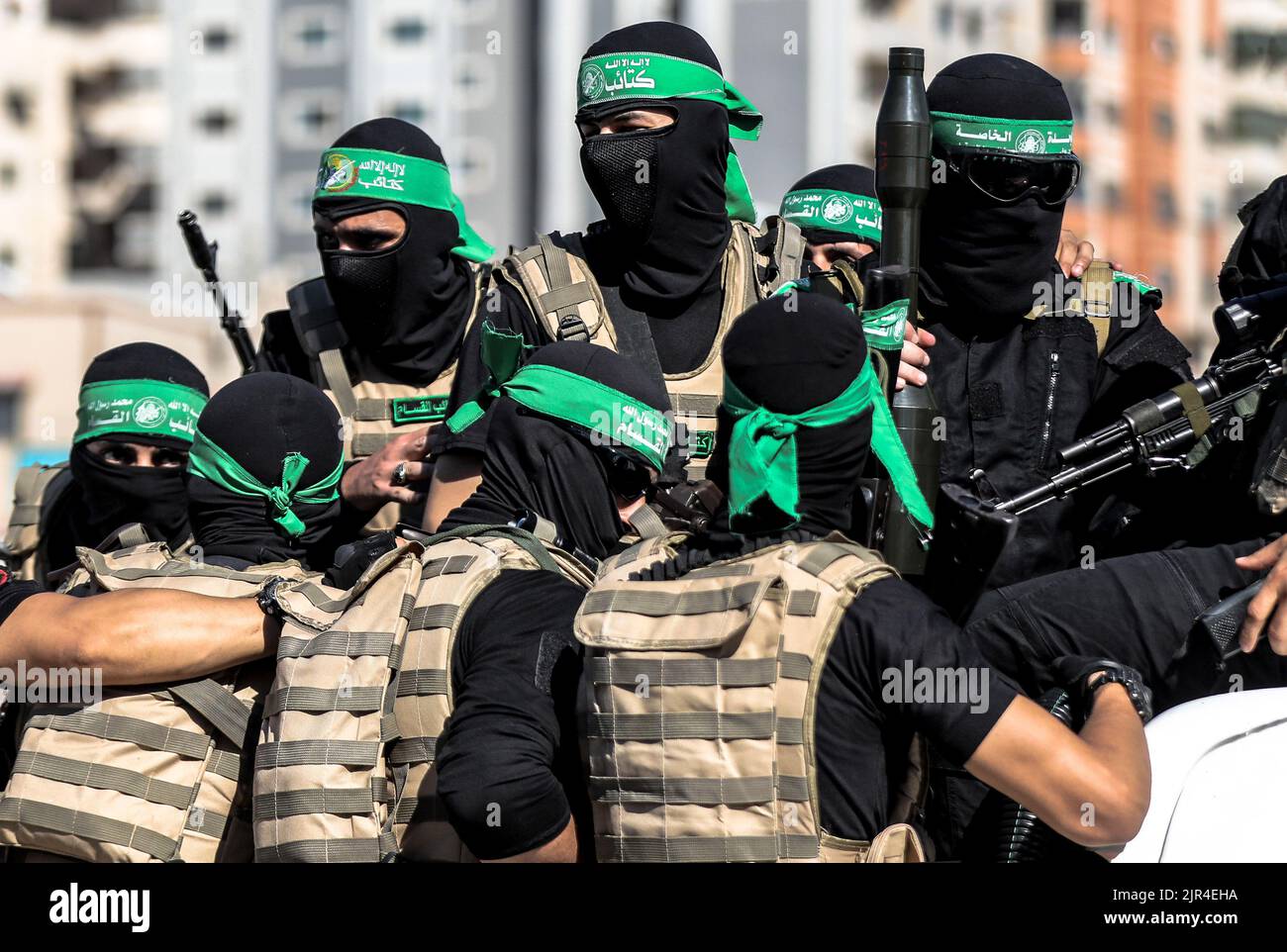 Uomini di guerra delle Brigate Izz al-DIN al-Qassam, l'ala militare di Hamas, durante una marcia militare anti-Israele a Gaza City, striscia di Gaza. Palestina. Foto Stock
