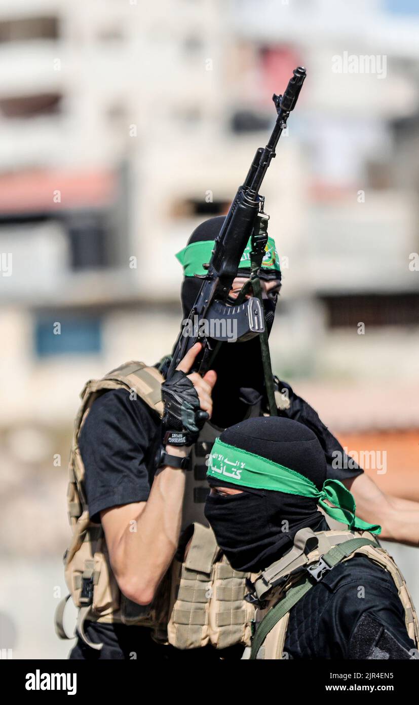 Uomini di guerra delle Brigate Izz al-DIN al-Qassam, l'ala militare di Hamas, durante una marcia militare anti-Israele a Gaza City, striscia di Gaza. Palestina. Foto Stock