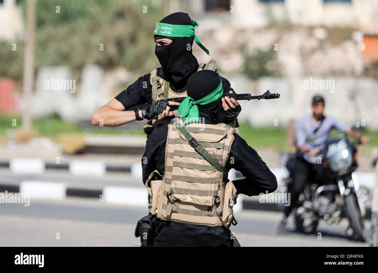 Uomini di guerra delle Brigate Izz al-DIN al-Qassam, l'ala militare di Hamas, durante una marcia militare anti-Israele a Gaza City, striscia di Gaza. Palestina. Foto Stock