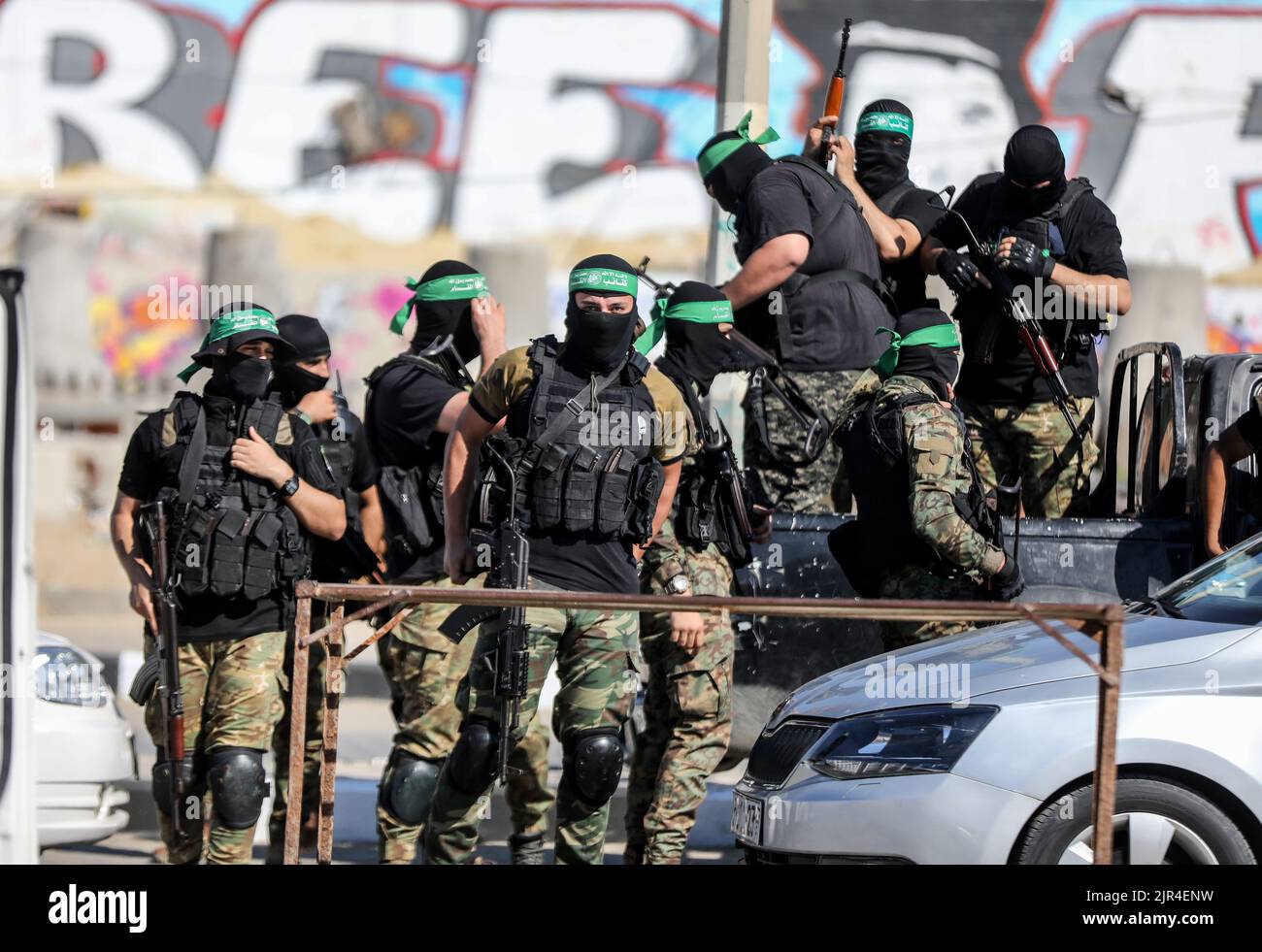 Uomini di guerra delle Brigate Izz al-DIN al-Qassam, l'ala militare di Hamas, durante una marcia militare anti-Israele a Gaza City, striscia di Gaza. Palestina. Foto Stock