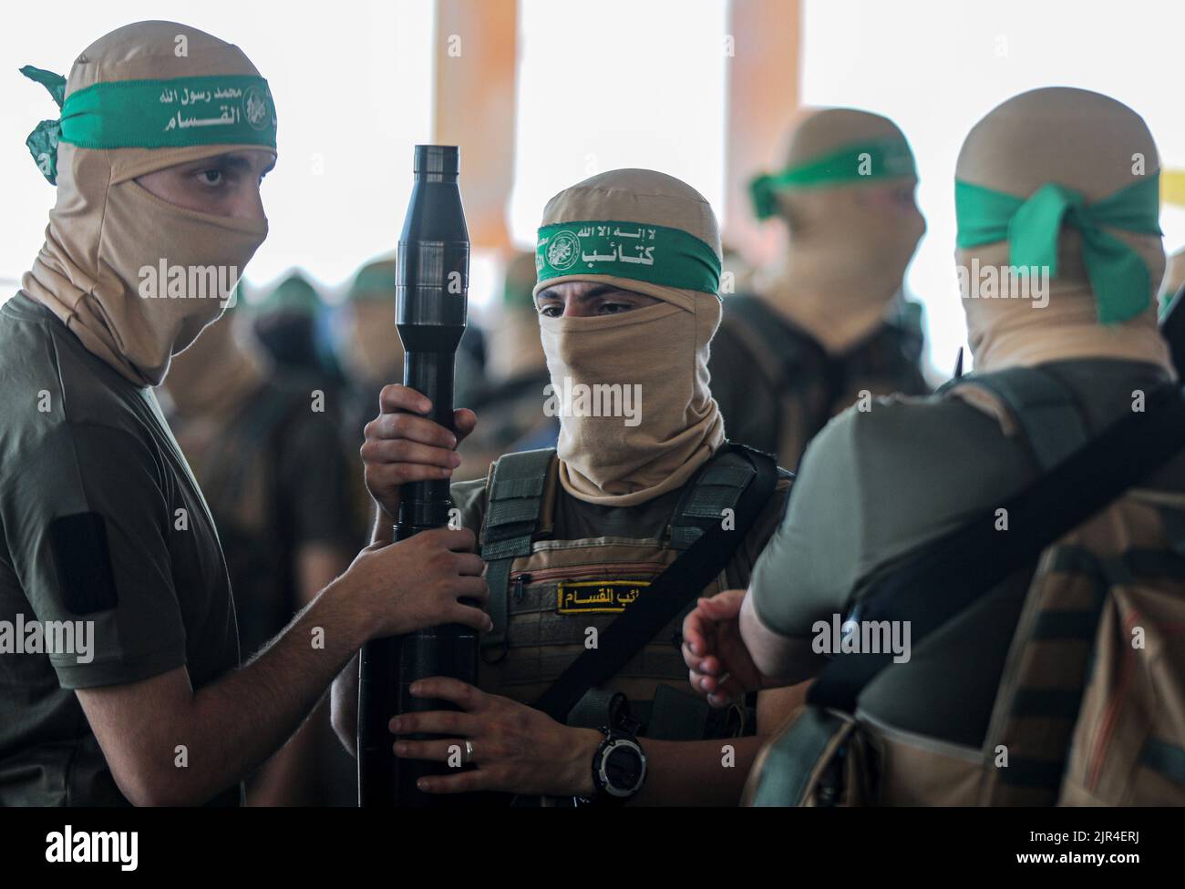 Uomini di guerra delle Brigate Izz al-DIN al-Qassam, l'ala militare di Hamas, durante una marcia militare anti-Israele a Gaza City, striscia di Gaza. Palestina. Foto Stock
