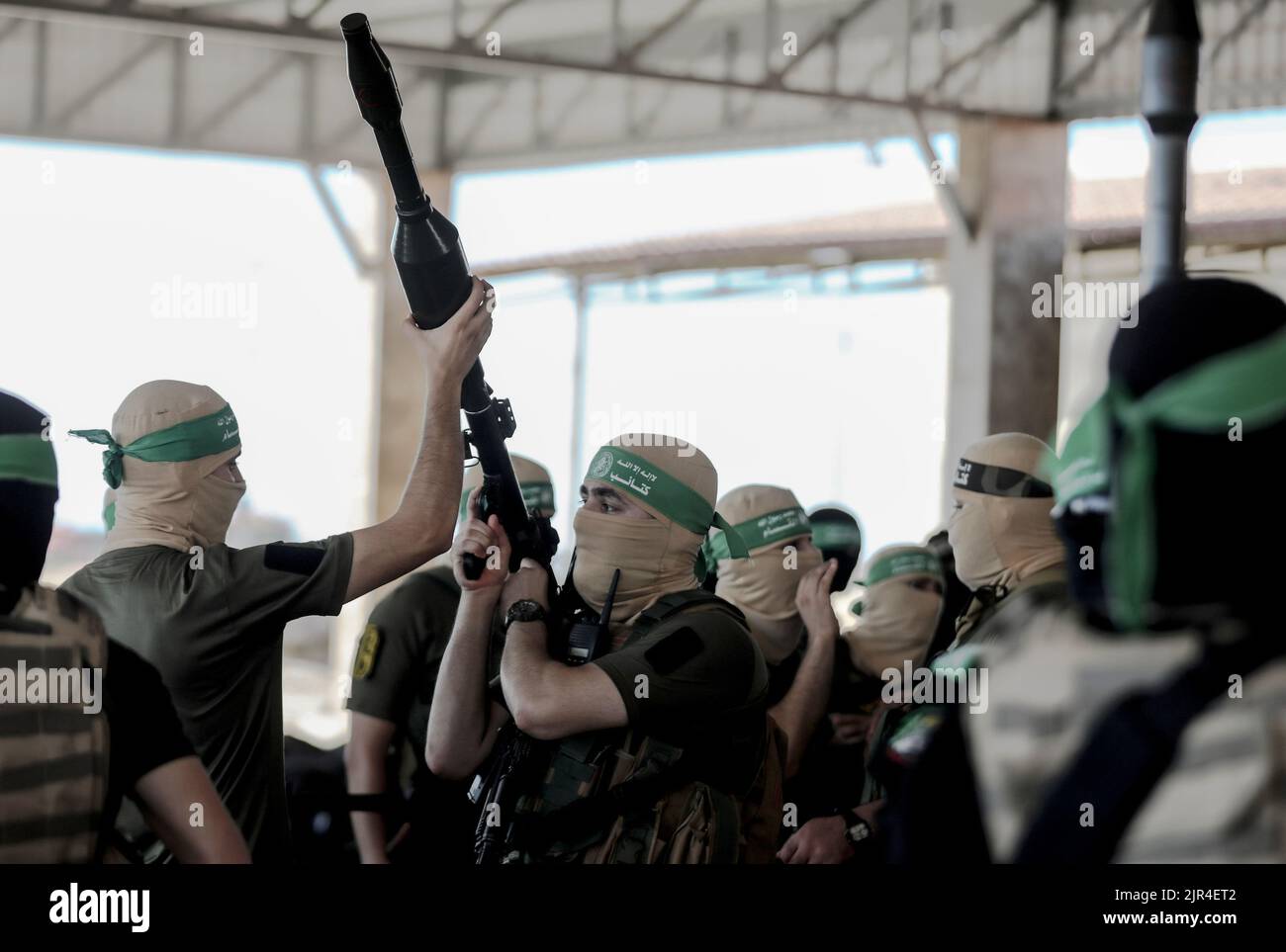 Uomini di guerra delle Brigate Izz al-DIN al-Qassam, l'ala militare di Hamas, durante una marcia militare anti-Israele a Gaza City, striscia di Gaza. Palestina. Foto Stock