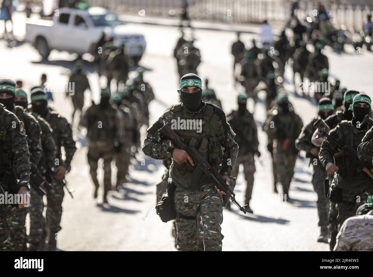Uomini di guerra delle Brigate Izz al-DIN al-Qassam, l'ala militare di Hamas, durante una marcia militare anti-Israele a Gaza City, striscia di Gaza. Palestina. Foto Stock