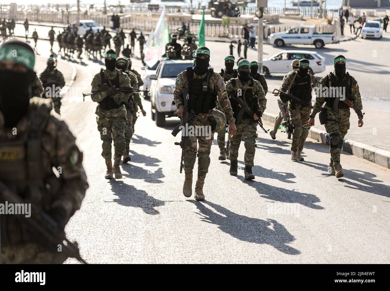 Uomini di guerra delle Brigate Izz al-DIN al-Qassam, l'ala militare di Hamas, durante una marcia militare anti-Israele a Gaza City, striscia di Gaza. Palestina. Foto Stock