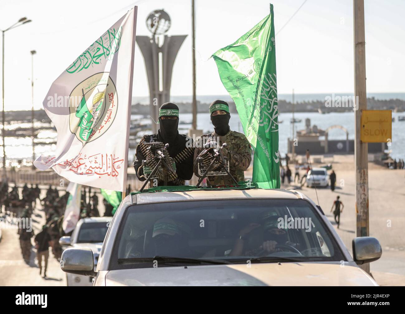 Uomini di guerra delle Brigate Izz al-DIN al-Qassam, l'ala militare di Hamas, durante una marcia militare anti-Israele a Gaza City, striscia di Gaza. Palestina. Foto Stock