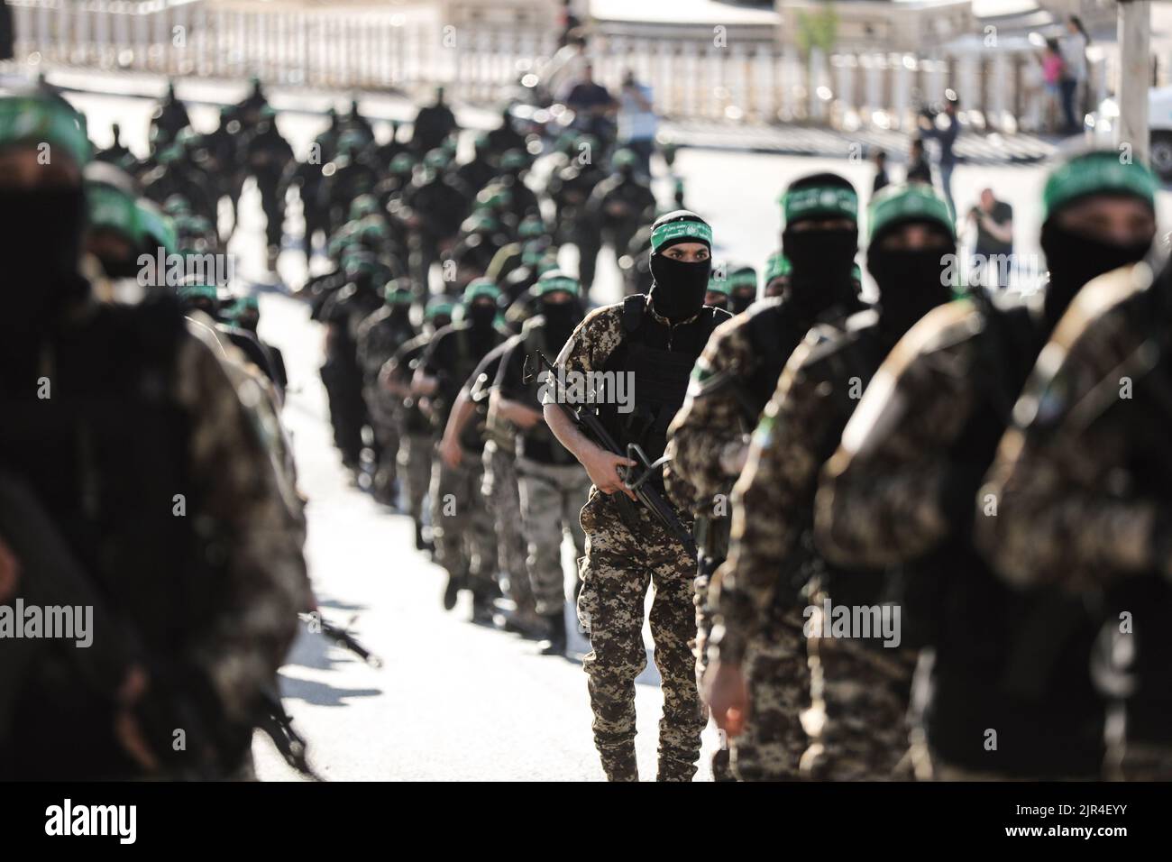 Uomini di guerra delle Brigate Izz al-DIN al-Qassam, l'ala militare di Hamas, durante una marcia militare anti-Israele a Gaza City, striscia di Gaza. Palestina. Foto Stock