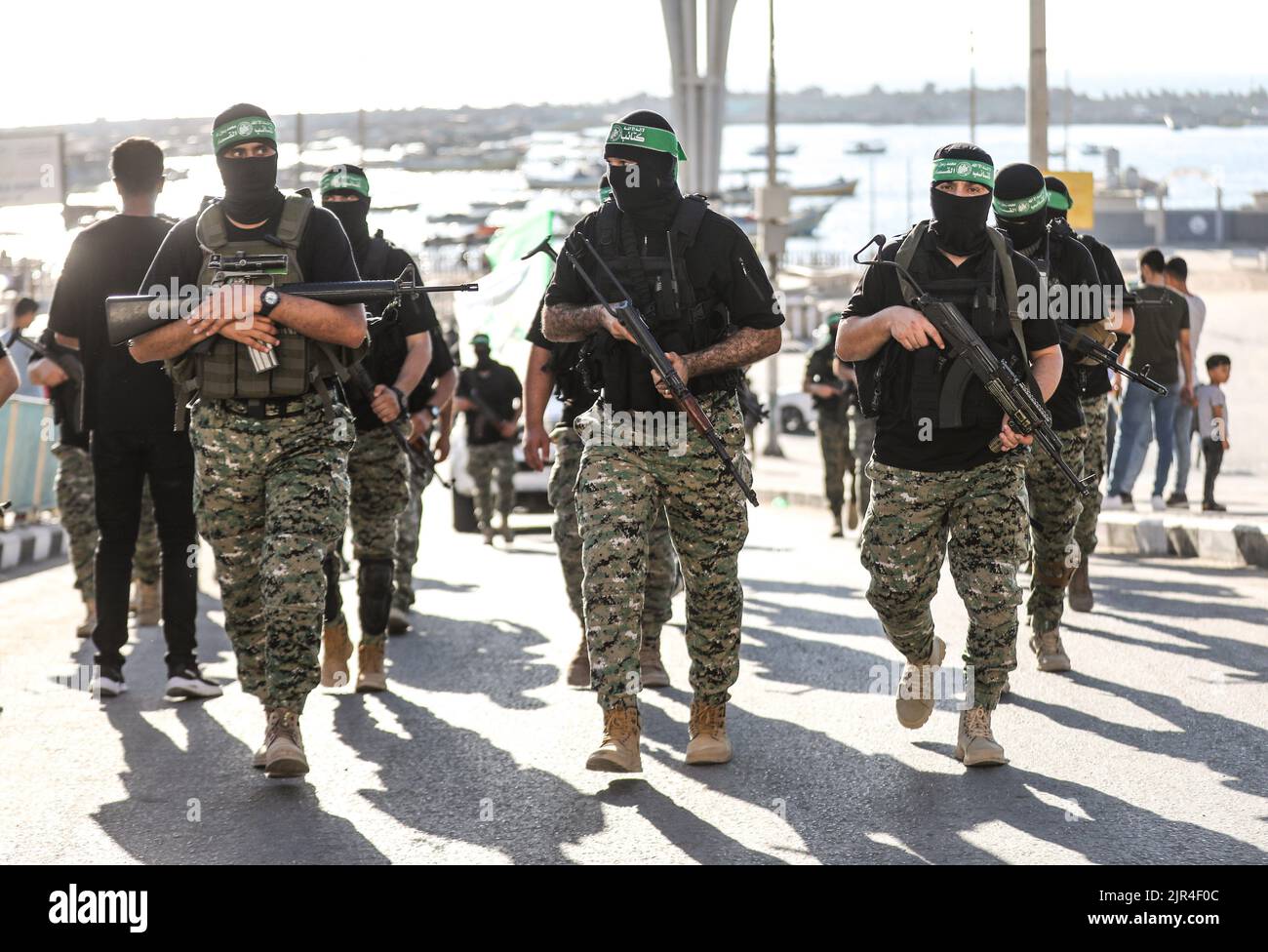 Uomini di guerra delle Brigate Izz al-DIN al-Qassam, l'ala militare di Hamas, durante una marcia militare anti-Israele a Gaza City, striscia di Gaza. Palestina. Foto Stock