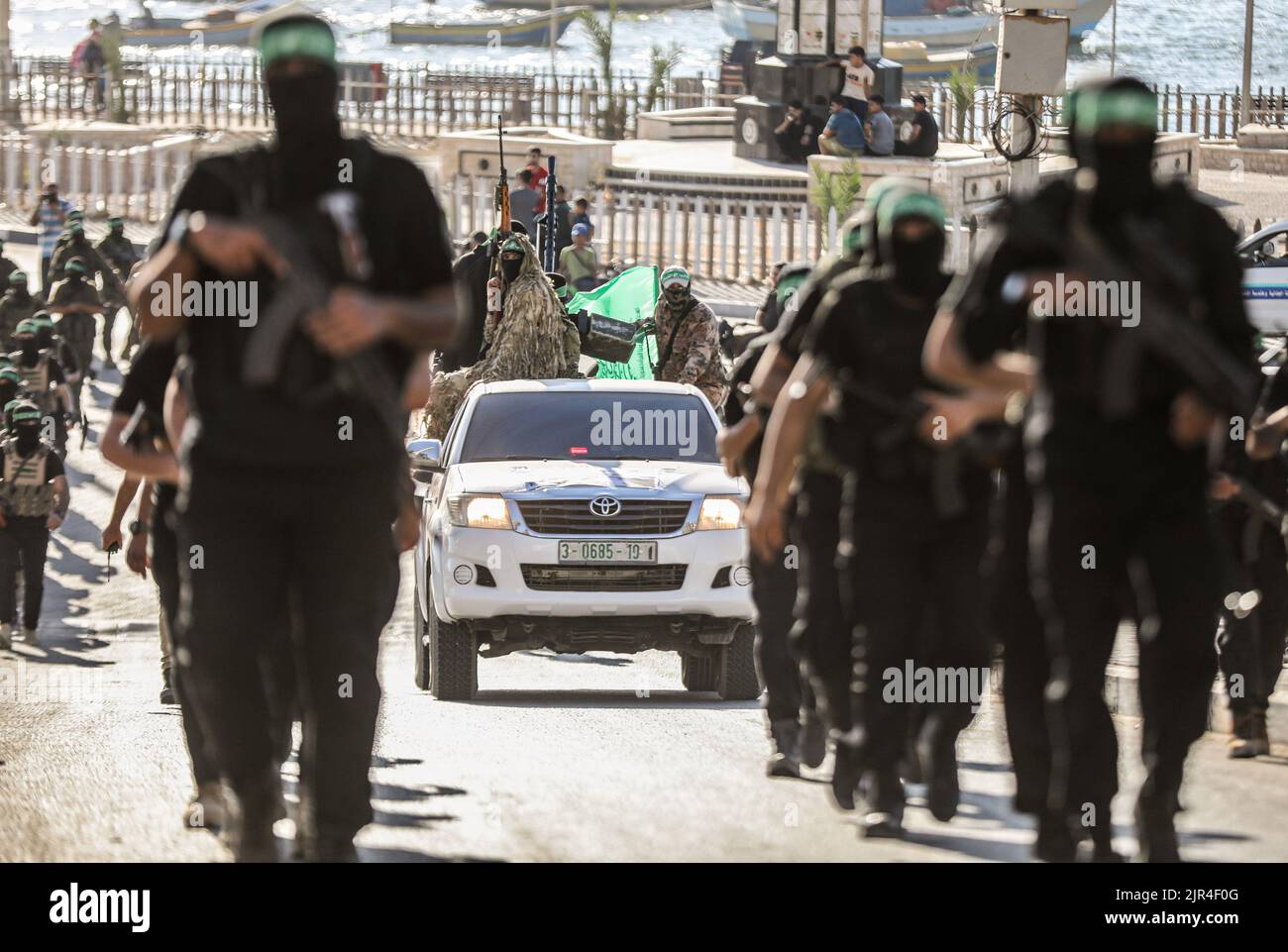 Uomini di guerra delle Brigate Izz al-DIN al-Qassam, l'ala militare di Hamas, durante una marcia militare anti-Israele a Gaza City, striscia di Gaza. Palestina. Foto Stock