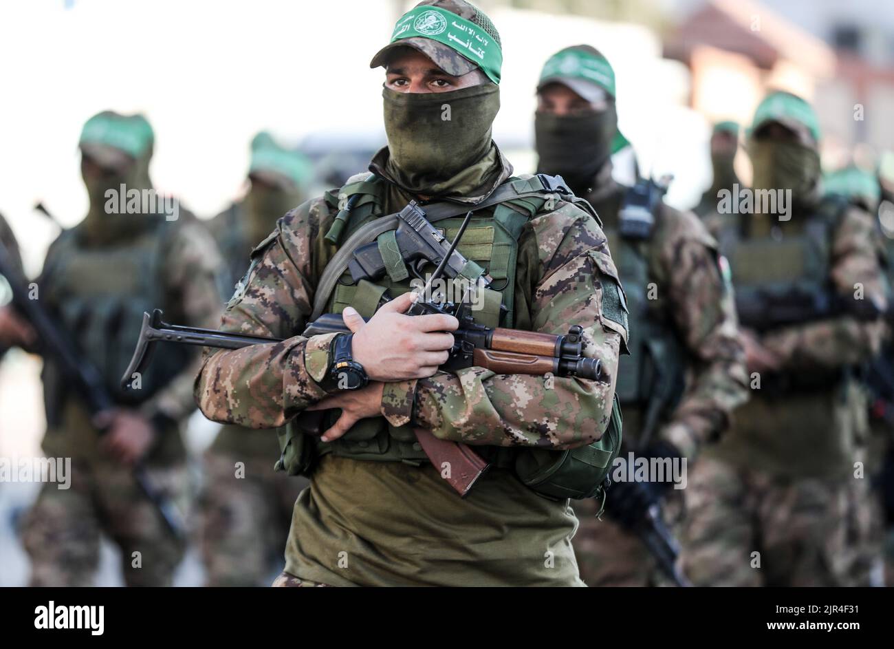 Uomini di guerra delle Brigate Izz al-DIN al-Qassam, l'ala militare di Hamas, durante una marcia militare anti-Israele a Gaza City, striscia di Gaza. Palestina. Foto Stock