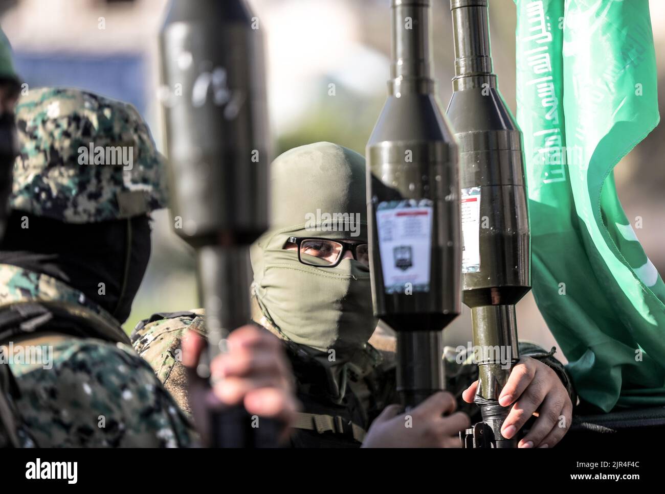 Uomini di guerra delle Brigate Izz al-DIN al-Qassam, l'ala militare di Hamas, durante una marcia militare anti-Israele a Gaza City, striscia di Gaza. Palestina. Foto Stock