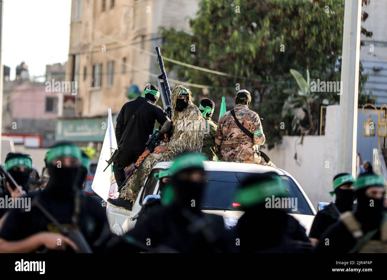 Uomini di guerra delle Brigate Izz al-DIN al-Qassam, l'ala militare di Hamas, durante una marcia militare anti-Israele a Gaza City, striscia di Gaza. Palestina. Foto Stock