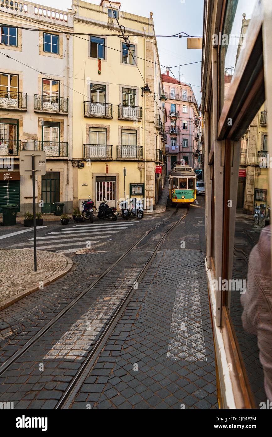 I famosi tram di Lisbona mentre si spostano attraverso la vecchia strada di Lisbona Foto Stock