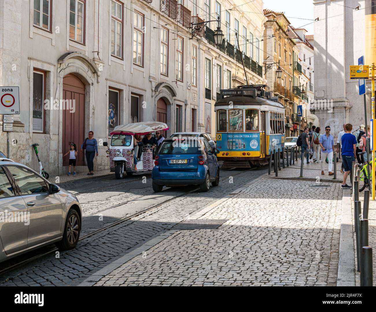 I famosi tram di Lisbona mentre si spostano attraverso la vecchia strada di Lisbona Foto Stock